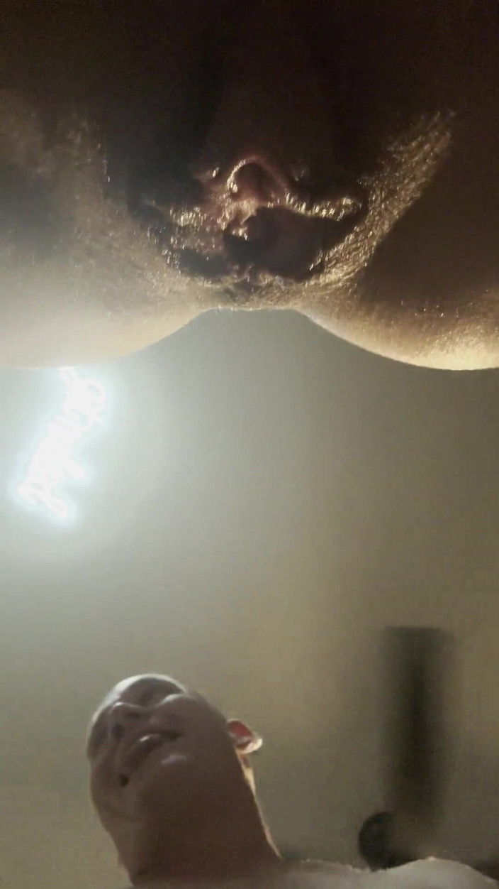 Zoey Portland: Curva ia pula reparatorului și el o fute cu degetul în timp...