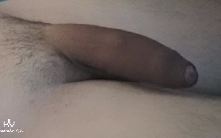 KarameloVzla: 舔男性乳头，直到他坚硬的鸡巴射精