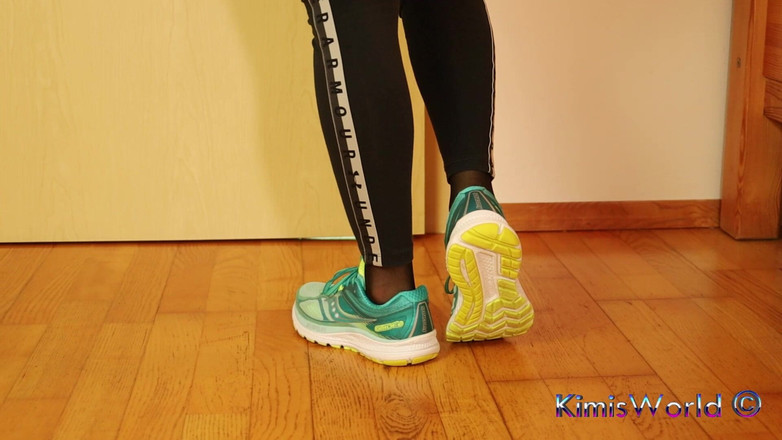 KimisWorld: Picioare din nailon după antrenamentul cu adidași