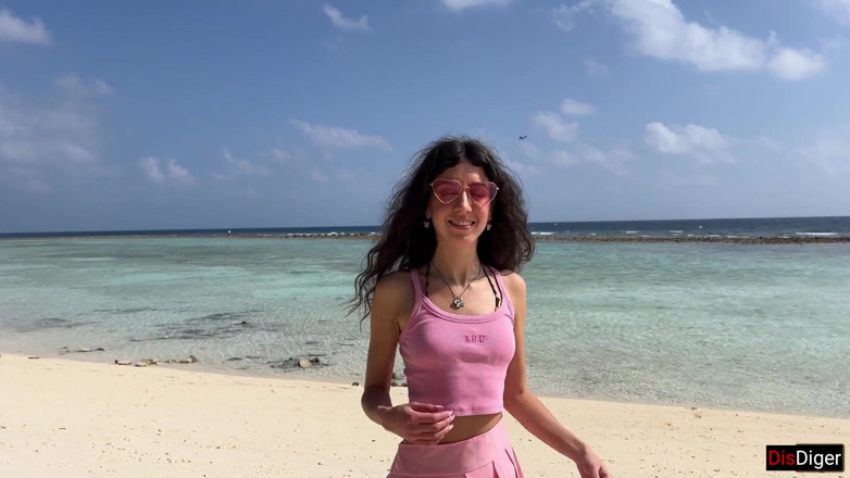 Dis Diger: Katty fait pipi puissamment sur la plage et je lui...