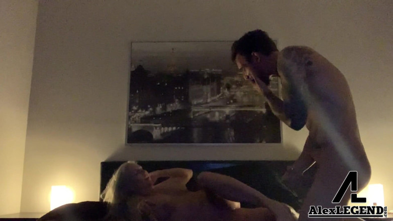 Alex Legend: Hete milf Christie Stevens neemt een enorme lul!