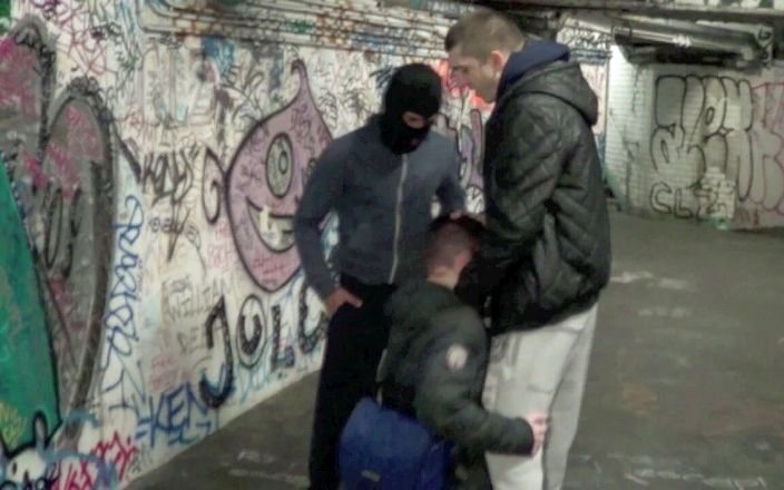 Crunch Boy: Geneukt door 2 scally-jongens in de metro van Parijs