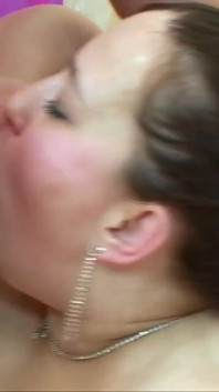 Bella bruna arrapata grassa con morbide tette perfette geme e geme mentre viene scopata duro