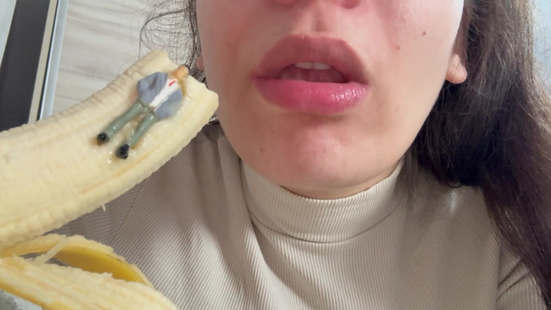 AmayaMori: Jätte styvmamma äter en banan men ser