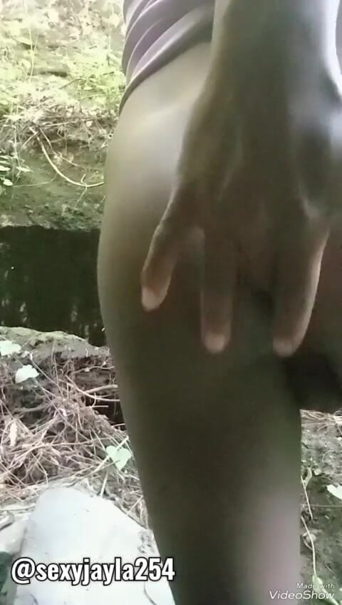 Sexyjayla254: 森の中でひとりで指で肛門を弄る欲求不満なボトムボーイ