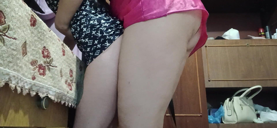 Lesbian-illusion: Zatímco můj přítel šel do obchodu, jeho nevlastní sestra mě ošukala