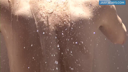 Just X Gays amateur porn: Un băiat slab masturbat după un duș în soarele fierbinte