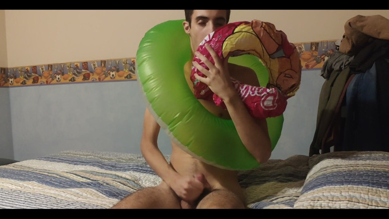 Floatie Boy: Mamando y a los alrededores por muchos nadadores inflables!