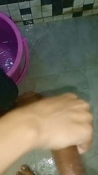 Ze probeerde me als eerste te laten klaarkomen door een geoliede massage op mijn lul