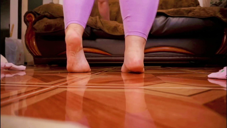 AssGives: El gigante te aplasta con sus pies