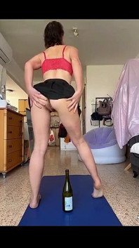 Cette MILF à la chatte poilue naturelle aime vraiment taquiner.