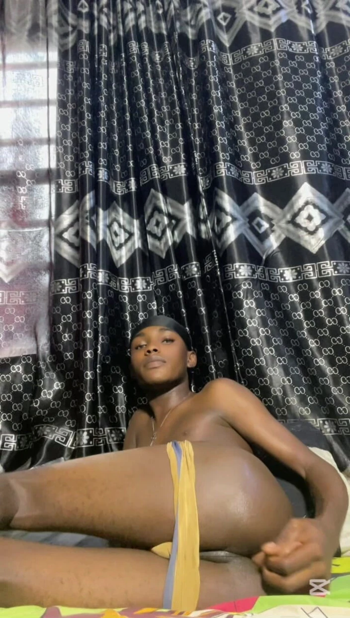 Aded-Toxic: 性感的 twink 独自在家变得1