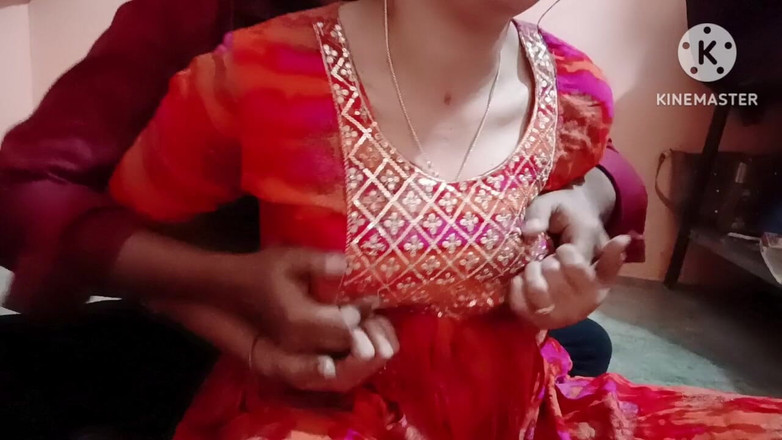 Madhu bhabhi: 처음으로 여친의 젖탱이를 열심히 누르고 키스했습니다.