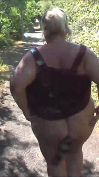 Yol köprüsünde yürüyüş ve striptiz