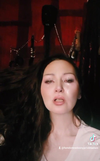 Dominatrix Redsonyja: Wanneer een Qween kunst laat kijken en zeg, zie je...