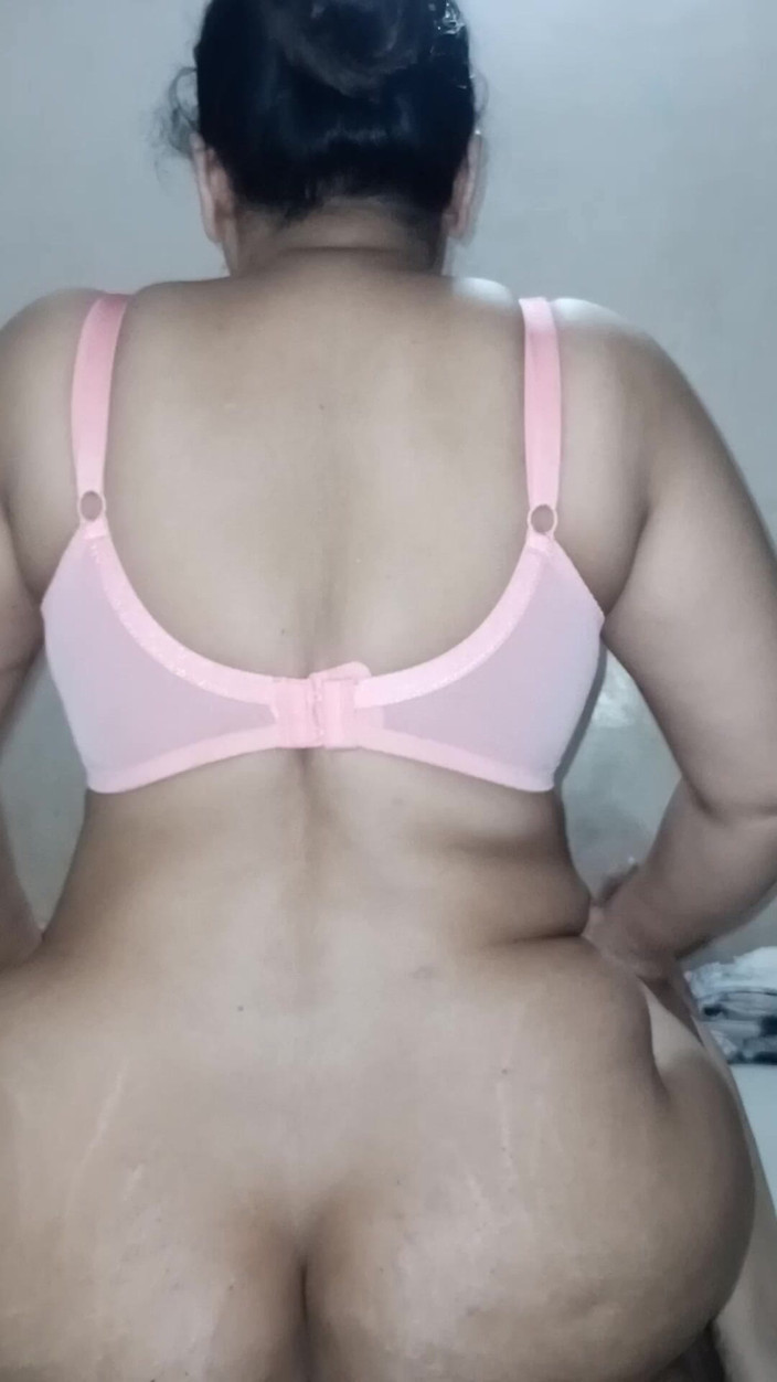 Yasmeen: 坐在陆地上玩得开心