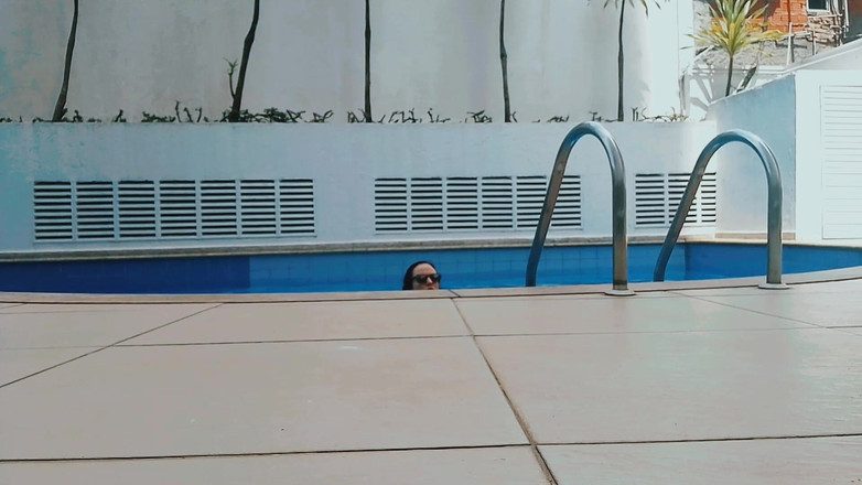 Raquel Cardoso Da Rosa: Ontspanning bij het zwembad thuis