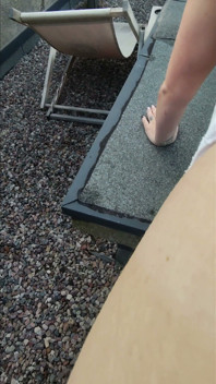 De conciërge betrapt me op het dak; Ik moet aan zijn lul zuigen en me laten neuken, anders belt hij de politie.
