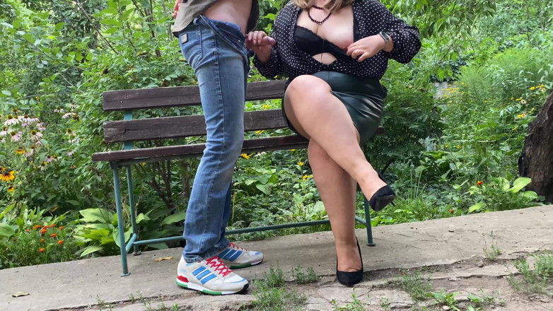 OurFetishLife: L'arrapante mamma munge la sborra sui suoi vestiti