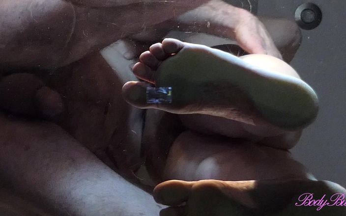 Bodybusty: Pemandangan mani muncrat dari bawah di istriku yang semok