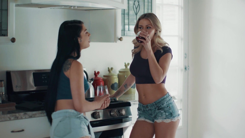 SweetheartVideo: Lesbianas analingus 12 escena 1 jugando anal