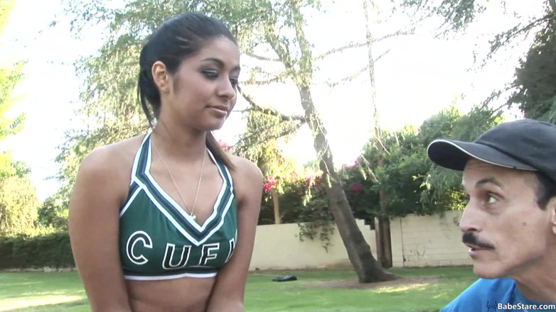 Babe Stare: चीयरलीडर को बूढ़े आदमी द्वारा चुदाई पसंद है