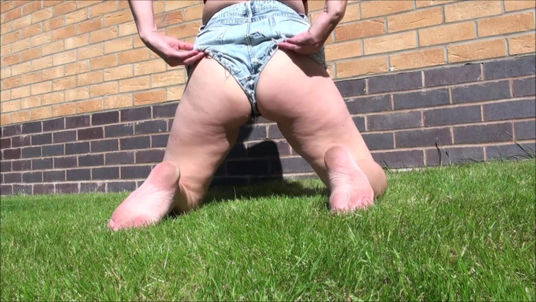 Camilla Creampie: Jugando con mi en el jardín