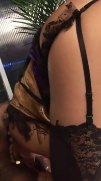 Büyük memeli orta yaşlı seksi kadın büyük zenci yarağıyla sert sikiliyor