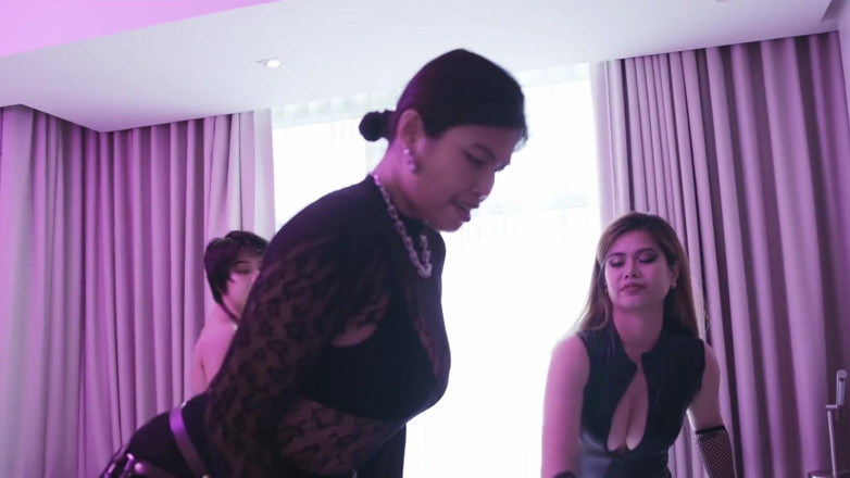 DominaFireOfficial: Femdom Vastpinnen Gangbang
