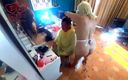 Strange stepfamily: ¡Broma! Barber mujer desnudarse en su barbería nudista El cliente...