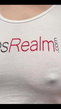 Fumer, marcher, seins et tétons rebondissants jouent dans mon t-shirt d’ami de Boobsrealm