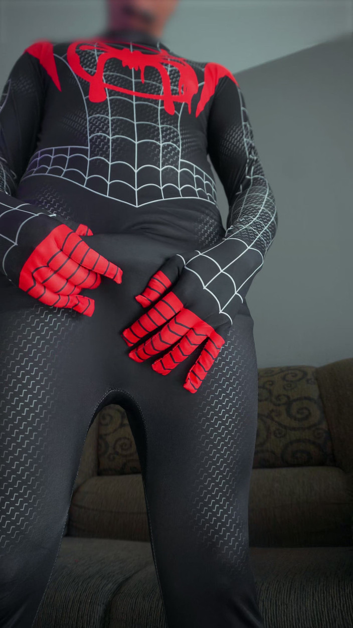 That nerdp: Cosplay de Miles Morales de Spider-Man masturbándose y corriéndose bastante...