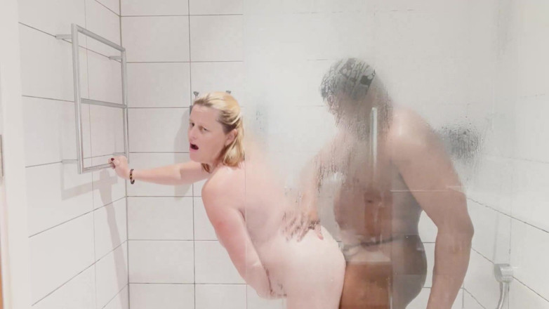 Marie X: Marie's Neukplezier Onder De Douche