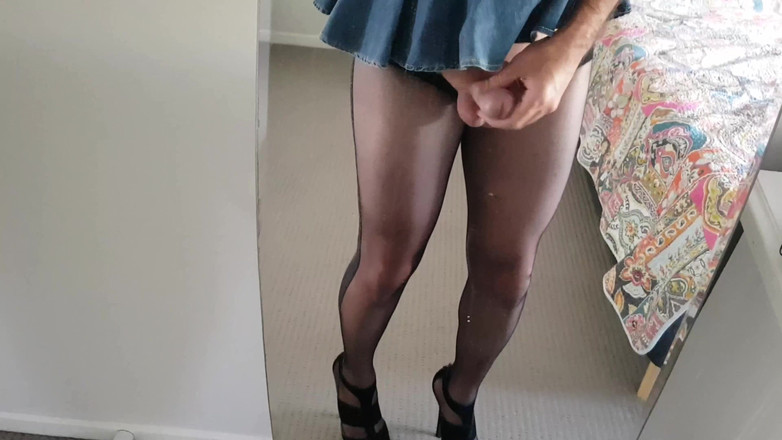 Dani Leg: Dany Leg în nailon ejaculează pe oglindă