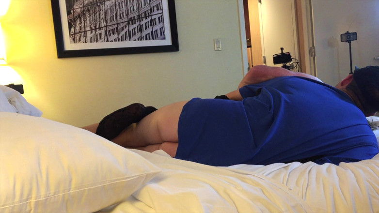 Jake Grand the man: Un livreur de pizza baise une MILF travestie