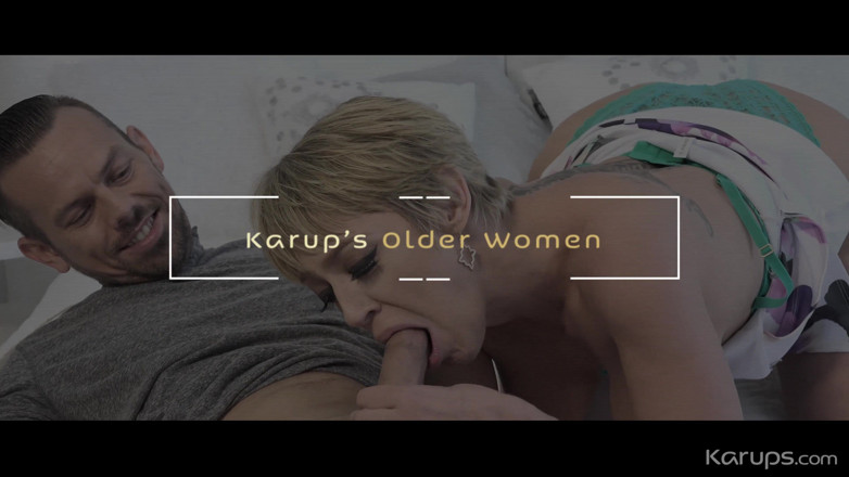 Karups Solo: Zralá blondýnka si užívá sebelásku stříkání se svým vibrátorem na...