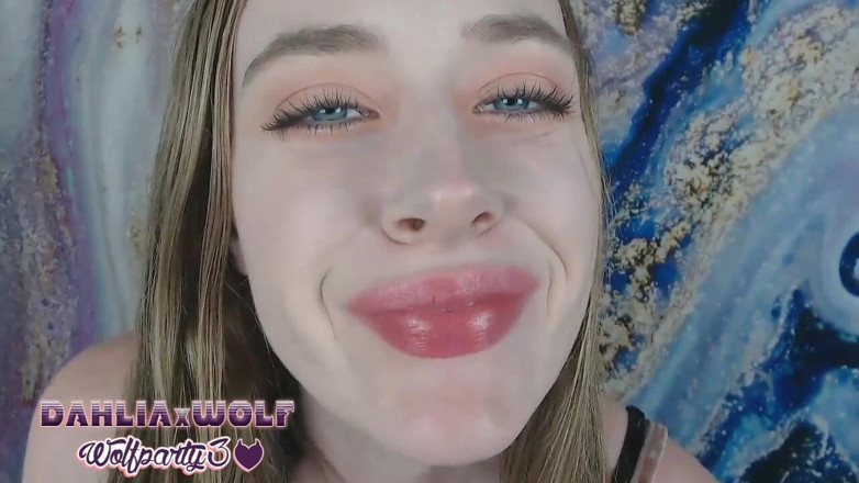 Dahlia Wolf: Beijando você com grandes lábios pouty em primeiro plano