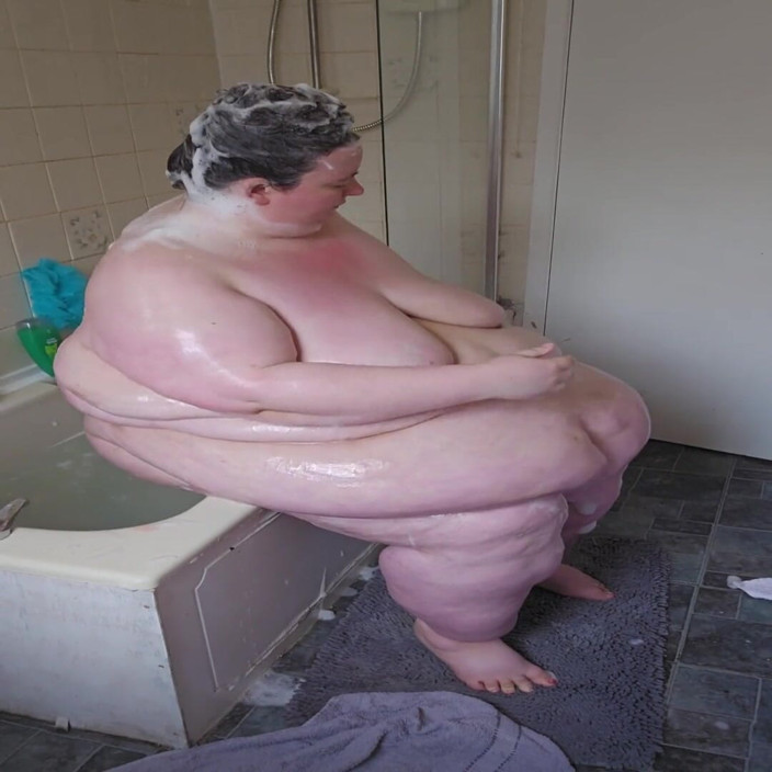 SSBBWLadyBrads: SSBBW Kan inte bada del 2 i badrummet