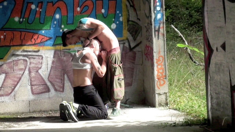 FIRST SEX EXPERIENCE WITH BOY: Yougn gay ošukaná hetero klukem venku