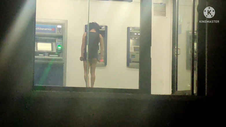 Traviezisha: 穿着淫荡礼服的娘娘腔在公共自动取款机晚上用假阳具自慰她的屁股