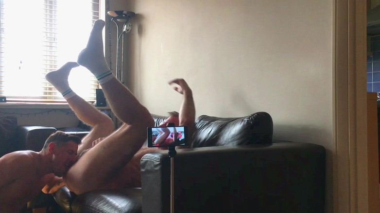 gaynaughtywelsh: 在下班后等待我的饥渴继父品尝他的屁股洞，然后他给我繁殖 第1部分