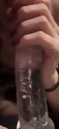 Pipe mouillée dans un bâillon et crachats sur un gode transparent 2