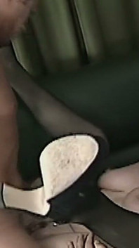 Morena milf se inclina para profundo anal