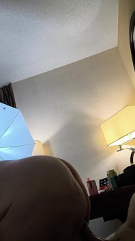 모텔에서 미스 할로웨이를 관통하는 미스터 그레이