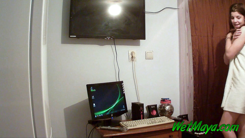Wet Maya: Lavorando al suo computer fa pipì Maya proprio lì nel...