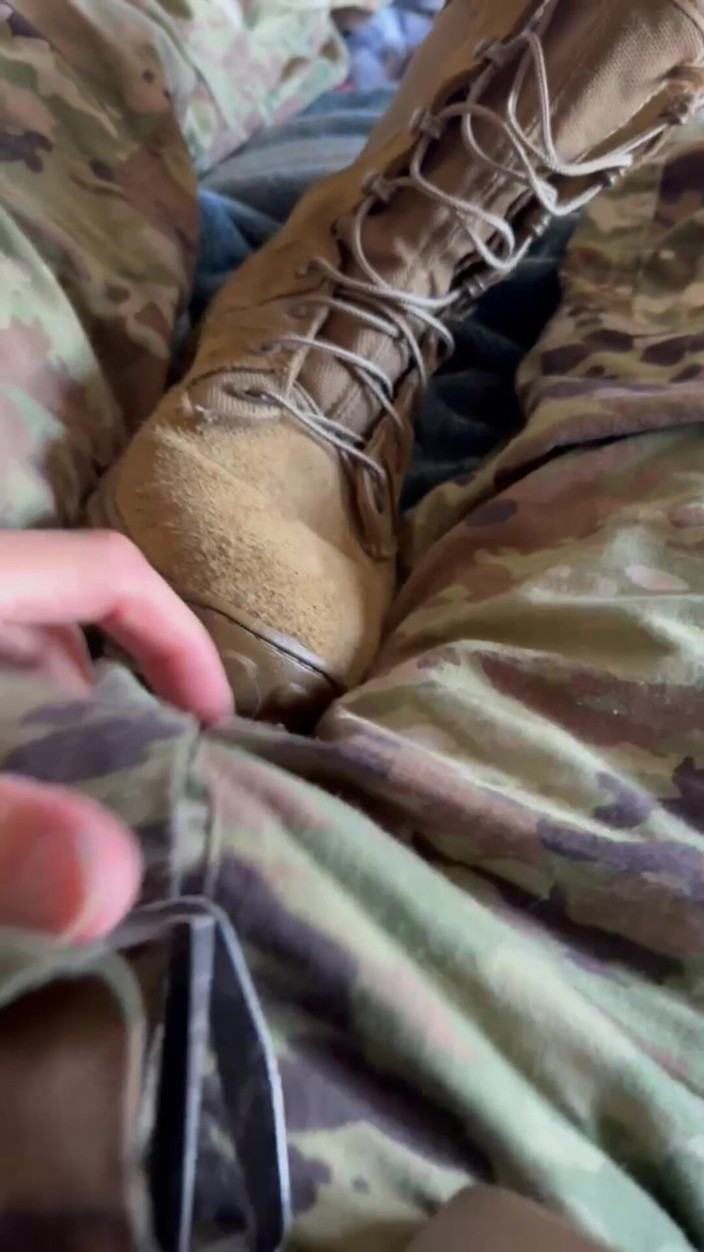 Gay Soldier Stuff: Super heet - Ons leger solider schiet lading sperma op zijn...