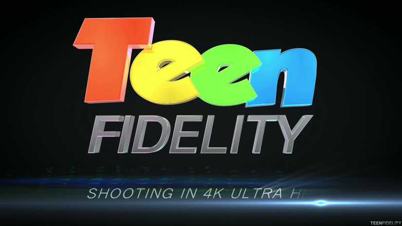 Teenfidelity: Güzel sarışın Carolina Sweets büyük zenci tarafından esnetiliyor