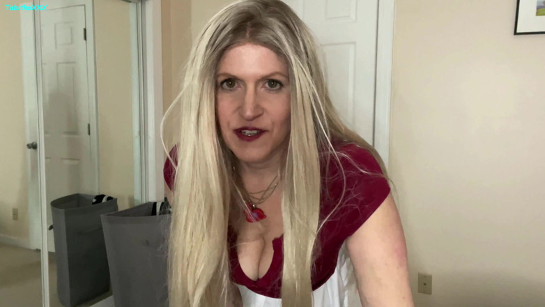 TabithaXXX: Stepsons dick pic makes step mom horny for him