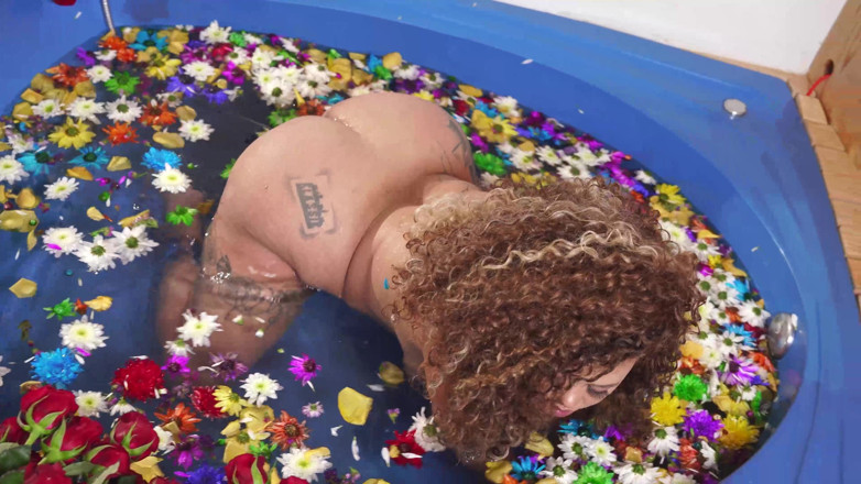 Calientehubxxx: Lesbian Mone Divine dan Gali Diva