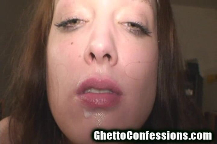 Ghetto Confessions: 漂亮的德国贫民窟婊子吮吸讨厌的鸡巴!